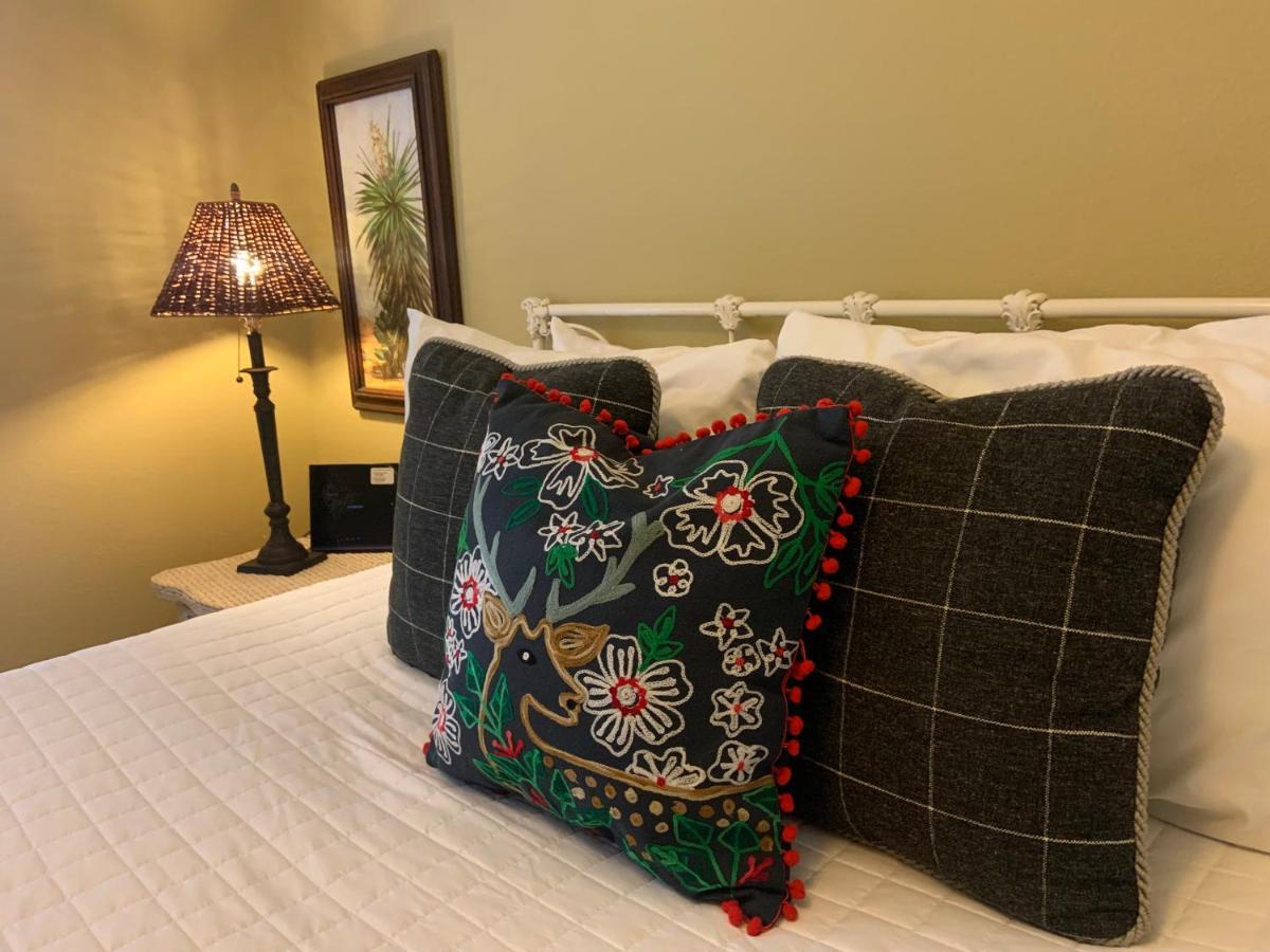 Phoenix Nest Guest Houses - Sunday House Llano 외부 사진